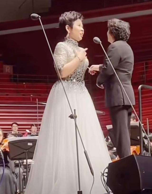 58岁董文华现身音乐会，脸部浮肿发福明显，穿豪