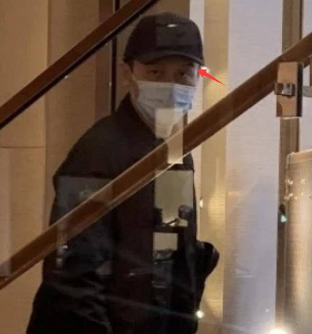 李晨素颜逛街眼神无光显憔悴,眉毛又“不见了”!