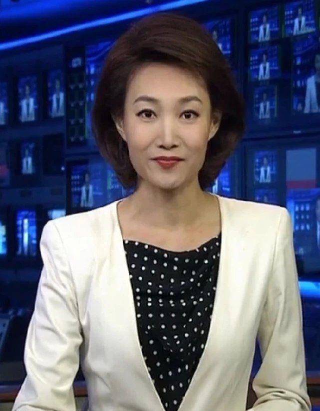 原创她是央视最美主持人,为工作戴13年假发,私底下颜值不输当红女星