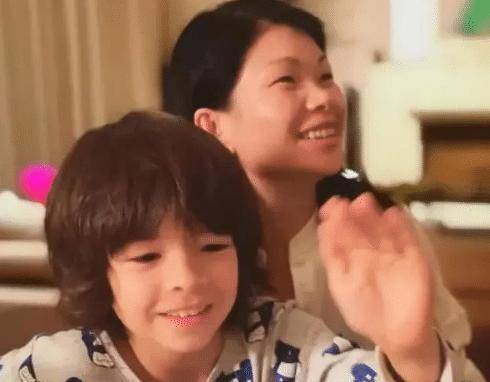 有种“反差”叫吕燕的儿子,本以为他长相平平