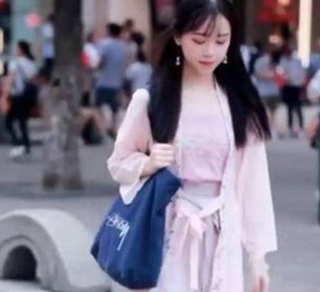 女子穿汉服上学，遭抖友偷拍获37万赞，网友：真