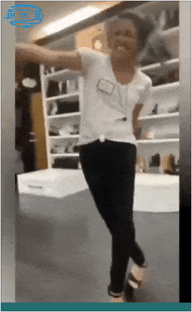 搞笑gif:打针很疼,一看到是小姐姐瞬间坚强,猜猜是男孩女孩.