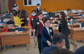 央视主播海霞罕现身，保养极好不似48岁人，王宁