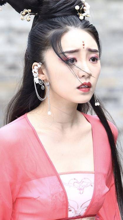 被"骂"红的张月,曾是女团成员,看到她的"排骨腰"让人傻眼!