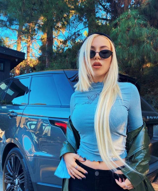 艾娃·马克斯(ava max)身穿墨绿色的长款外套,跟她的一副都很搭配,看