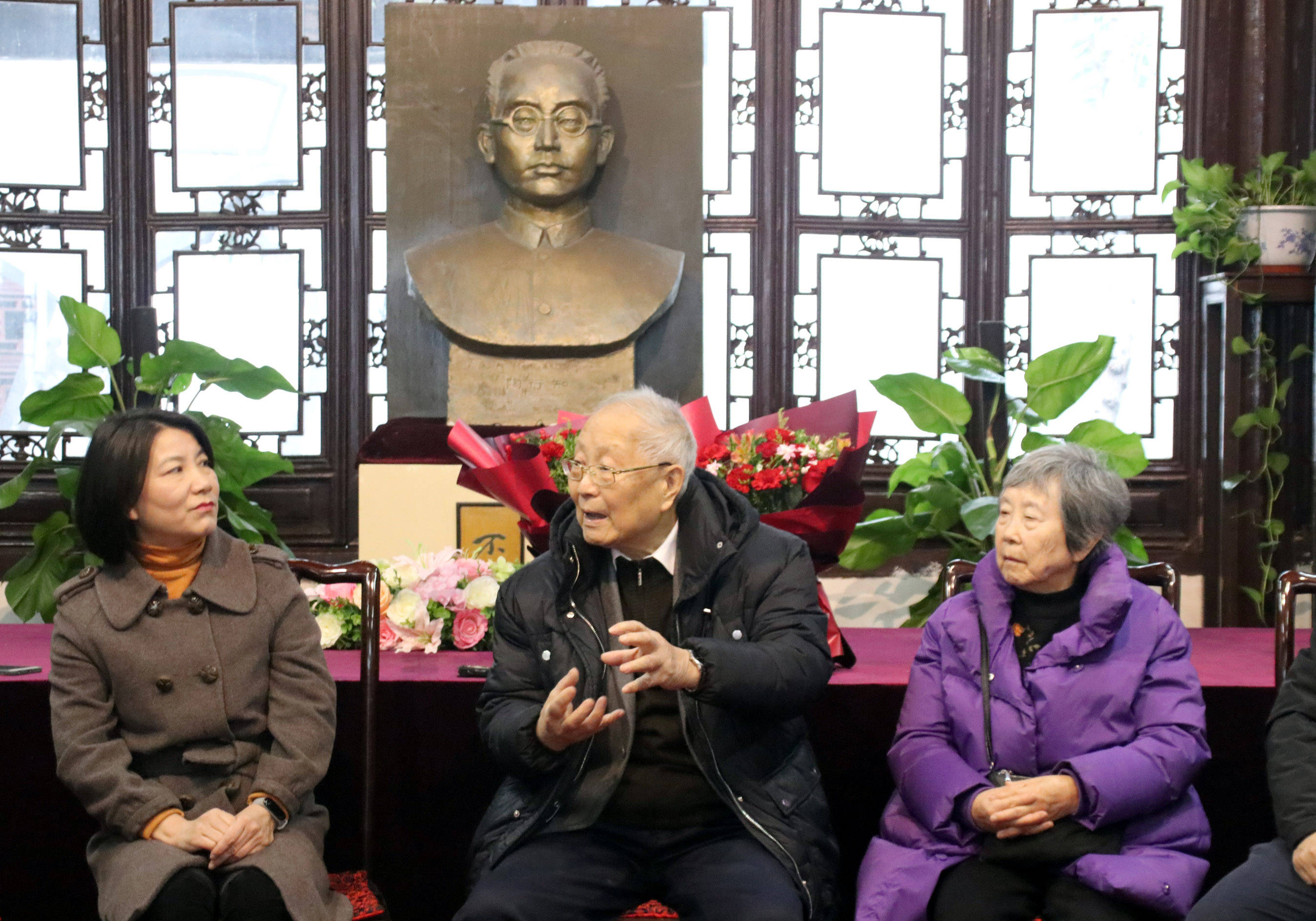 同行的还有汪品先院士夫人孙湘君教授,汪院士助手—同济大学海洋与