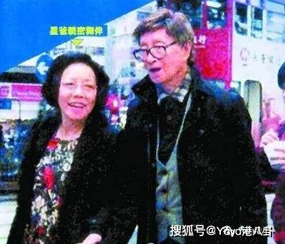 周星驰目击爸爸出轨致父母离婚 星爸90多岁背女