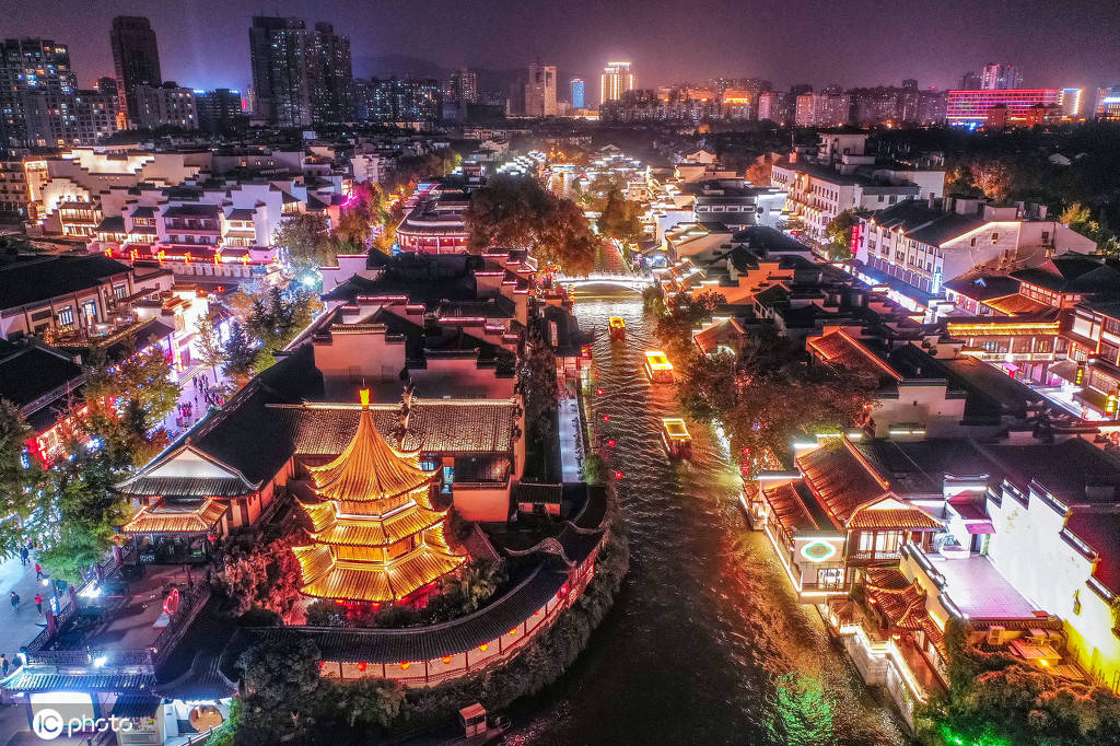 南京夫子庙秦淮河风光带位于南京市秦淮区,它东起东水关,西至西水关.