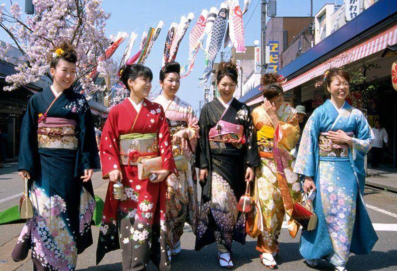 赛博体育官方网站-
俄罗斯游客喜欢到日本旅游 日本女人穿和服友好看待(图3)