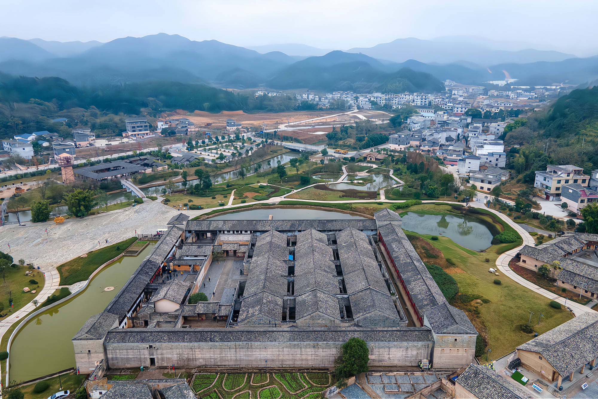 在龙南市众多的客家围屋中,有一座不得不提,它就是"关西新围".