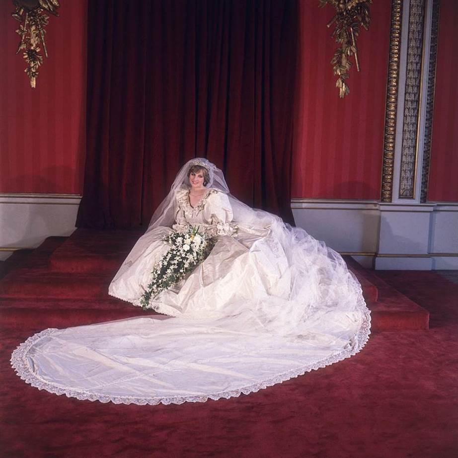 ·马克尔为他们的皇室婚礼抉择了纯洁的校服固然戴安娜王妃的儿媳凯特·米德尔顿和梅根(图2)