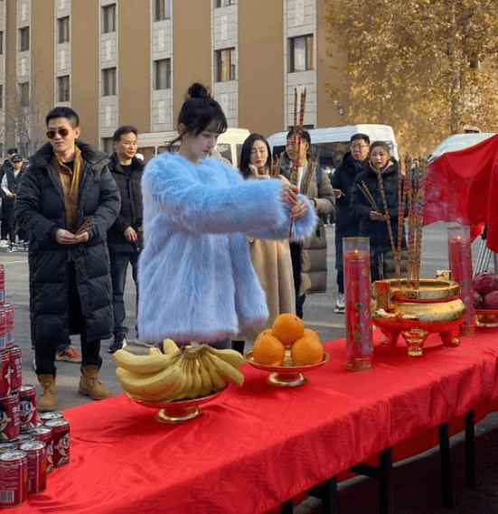 陈小纭为新戏现身身穿貂毛上衣配牛仔裤腿细得好像根筷子