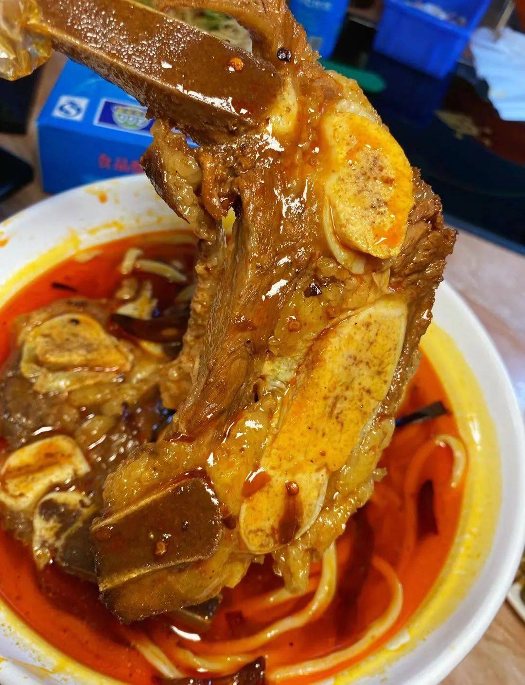 19一碗的面条不嫌贵还都抢着吃,比手大的牛排全是肉,好吃实在