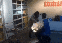 搞笑gif段子:姑娘放手吧,他爱的是抽烟不是你啊