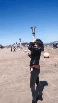 搞笑gif动图 段子:大白天的放这玩意,还真有点吓人呀