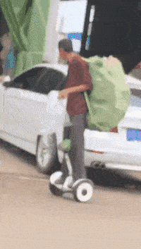 原创搞笑gif段子:没想到你还真有两把刷子呢?棍子是真的吗?我不确定耶