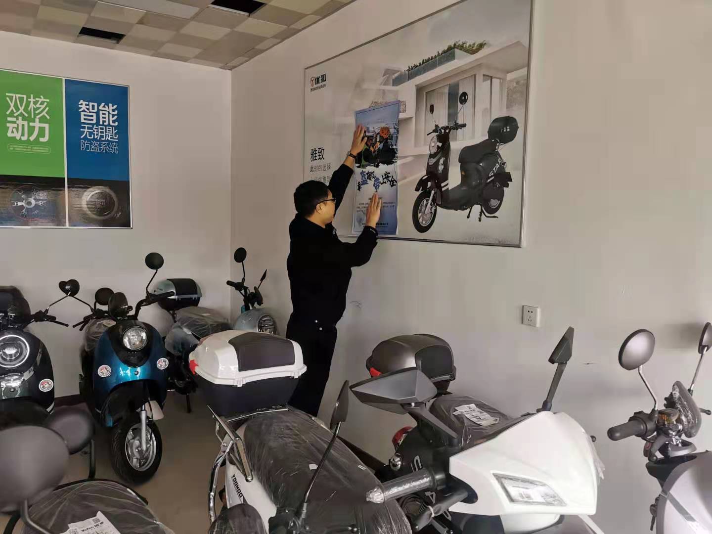 柳叶湖交警：宣传走进电动车网点