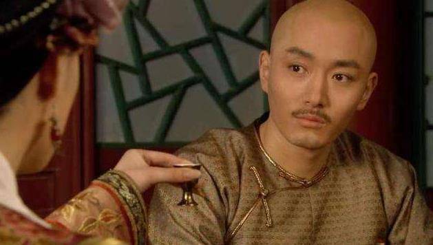 甄嬛传:难怪允礼选择喝下毒酒保护甄嬛,你看他喝酒之前去哪了?