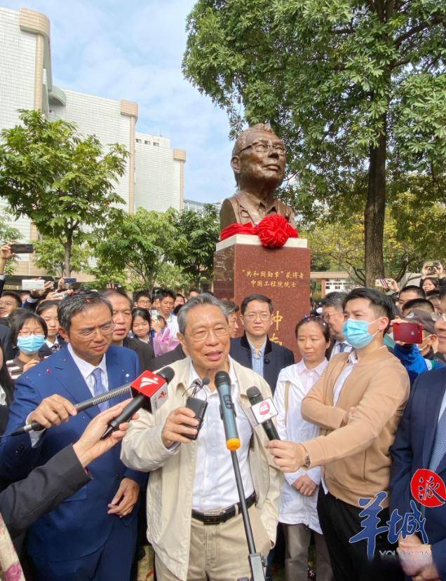 原创钟南山回母校参加校庆师生夹道欢迎场面浩大秒变追星现场