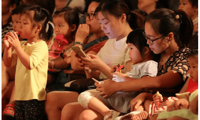 父母陪孩子时尽量不要玩手机！