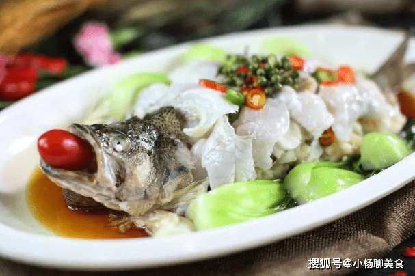 厨师长用"这一招"做鲜椒鲈鱼,鱼肉鲜香,营养丰富,鲜嫩不腥