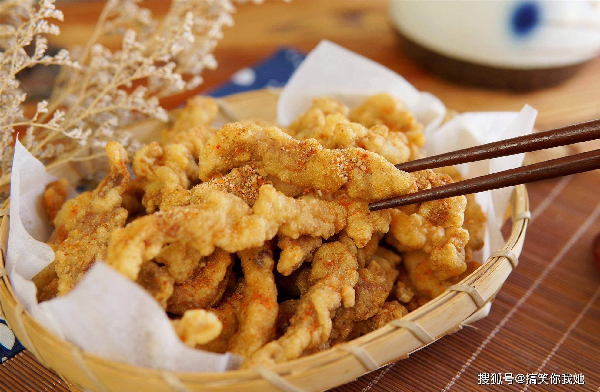 入嘴外酥里嫩,肥瘦相宜,嘎吱作响,然而重庆小酥肉最大的特点不在这里