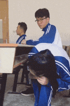 大姐这嘴唇,真的说不出的性感呢小姐姐钓鱼不专业啊,也不带个板凳就