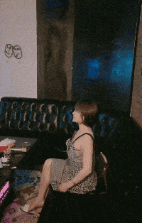 gif搞笑段子:小伙子,有困难跟大家说,饿了也别抱着树乱啃!