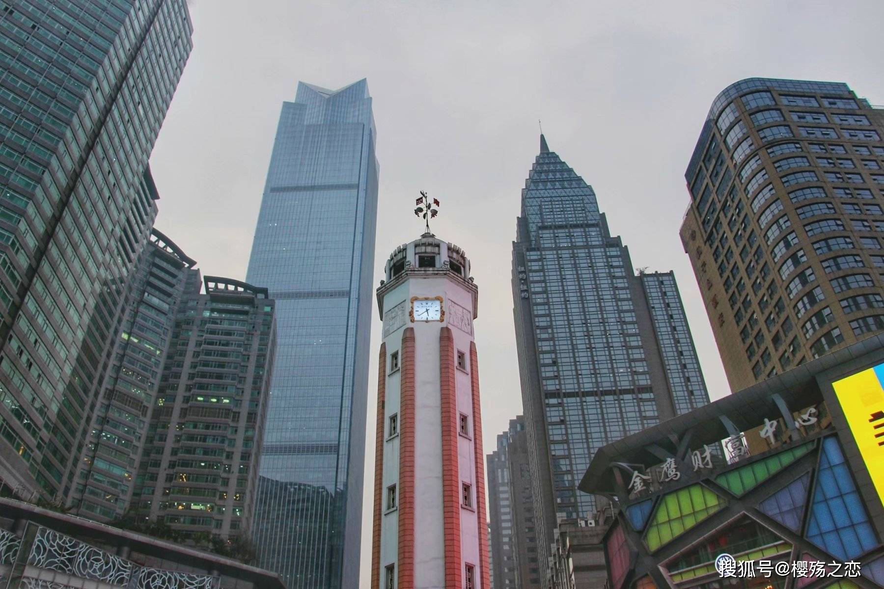 作为重庆的标志性建筑，明明是块“碑”，却发展成了西部第一街