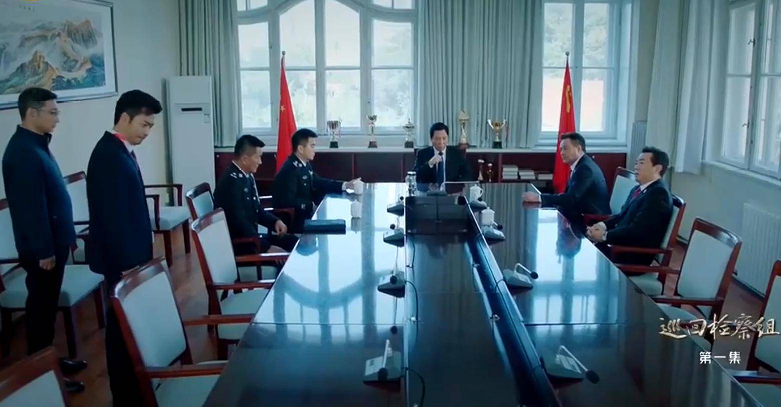 《巡回检察组》前两集就贡献五个有趣的画面,这三个老