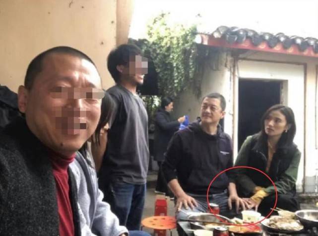 与准继母同框破不和传闻?李亚鹏带小女友逛街,身边女子酷似李嫣