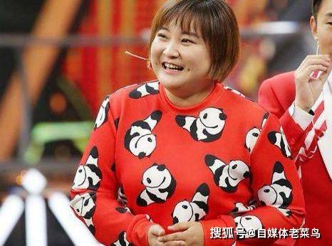 原创贾玲姐姐的照片曝光，曾辍学供养妹妹追求梦想，被妹妹感恩