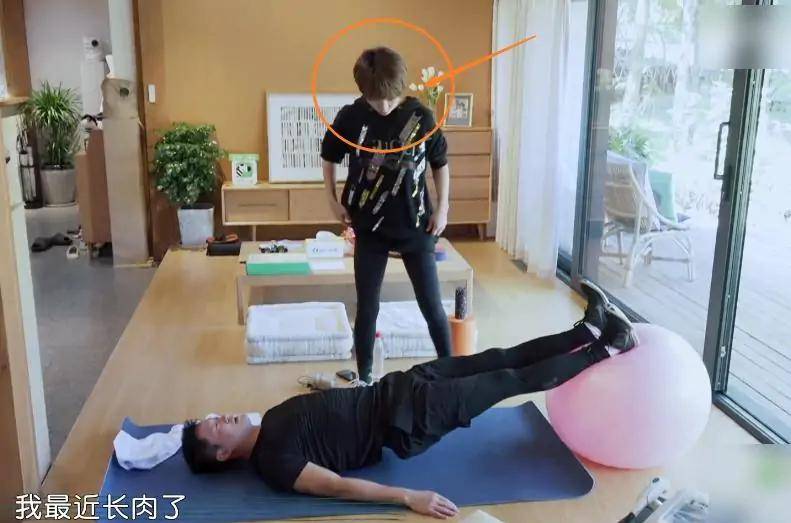 吴京锻炼腹部肌肉让谢楠坐他肚子上,看到坐的位置,不愧是夫妻!
