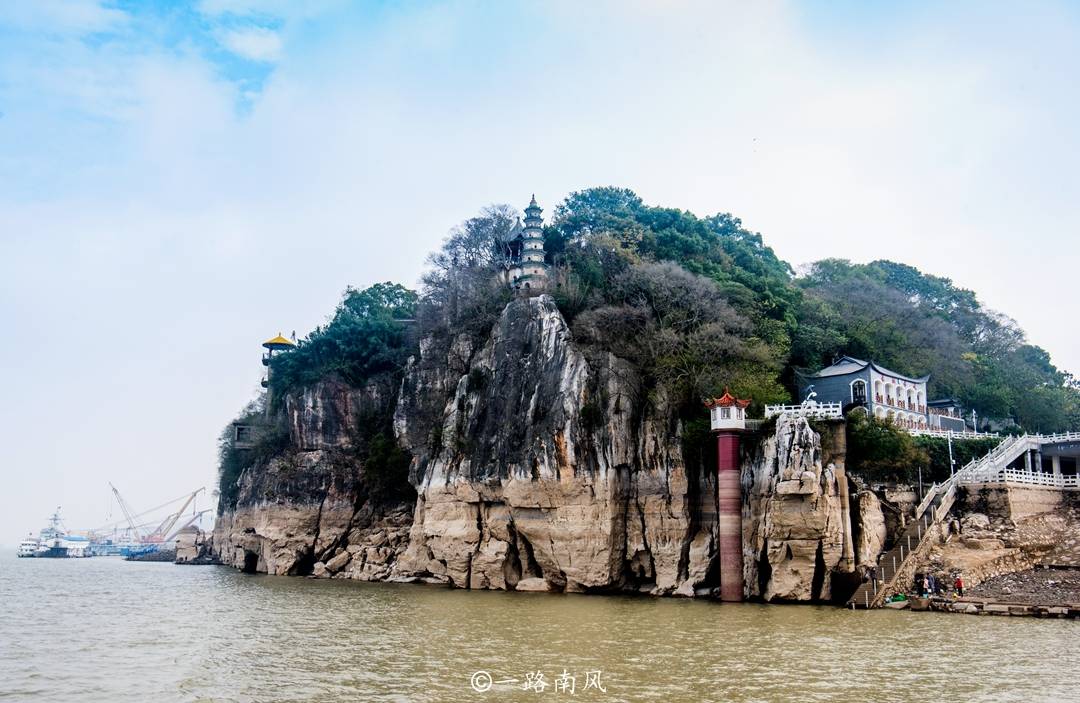 九江鄱阳湖边石钟山，海拔只有61.6米，经常发出钟鸣般怪声