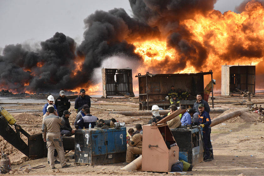 habbaza小型油田的两座油井在12月9日遭炸弹袭击后引发大火