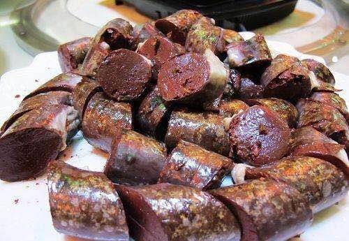 德保猪血肠是当地著名的美食,基本上家家户户都会摆上餐桌,猪血肠是