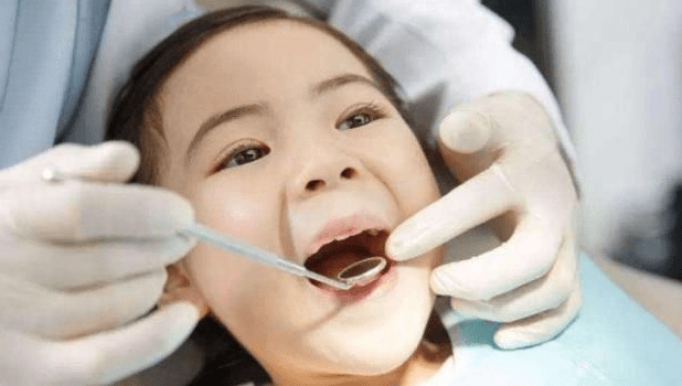所以 建议父母定期给孩子检查牙齿,这能保证孩子的牙齿健康,也能保护