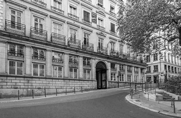 法国艺术大学排名_法国美女行为艺术(2)