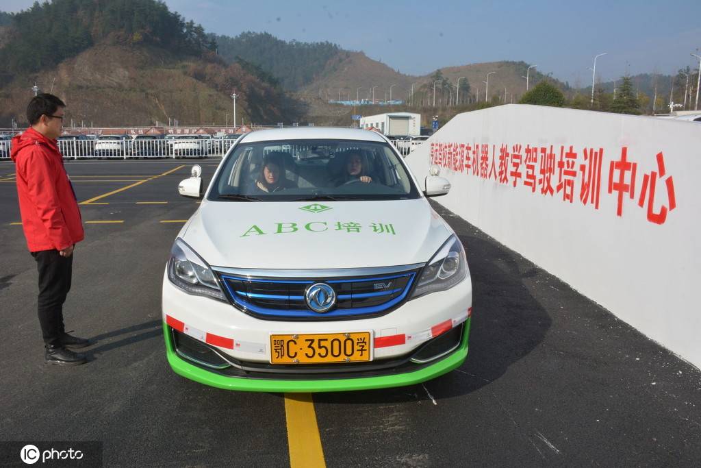 该车队共配备10台新能源机器人教练车(含8台训练车,两台考试车).