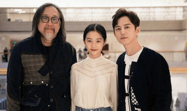 黄多多剪短发,锁骨完美抢镜,绝美侧脸像极了妈妈