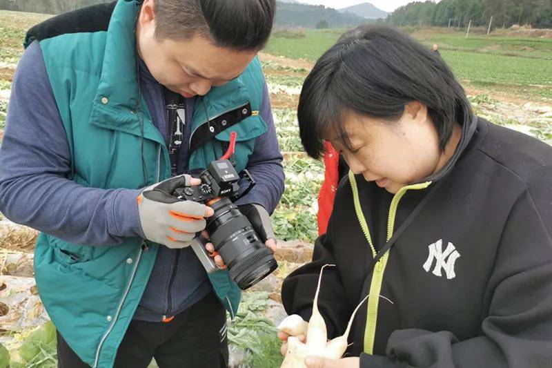 在拍摄过程中,编导狄晓璐和摄像师张抗走进萝卜种植基地,亲身感受萝卜