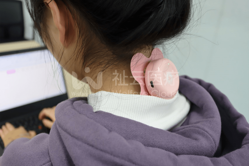 怎么给人按肩膀脖子 879b828de23443d3a33005f678a6fd14.png