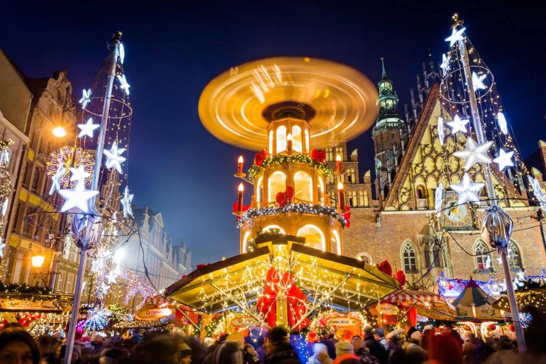 圣诞节节日灯光照亮了欧洲浪漫的圣诞集市