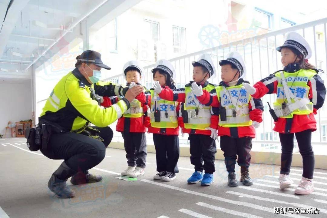 幼儿园交通安全教育活动小小交警实战演练