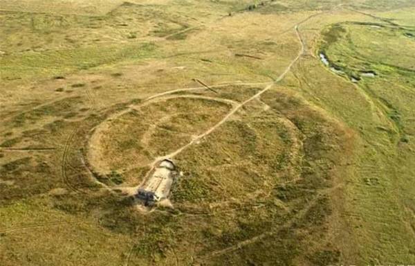 骸骨|“时空之门”出现了？4000年前的女性骨骼，真的是外星人吗？