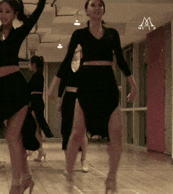 姑娘的舞姿很特别,出门忘记带药了吗