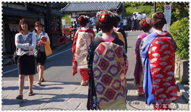 日本白领来中国炫富，在街头买了杯奶茶，付款时却愣住了