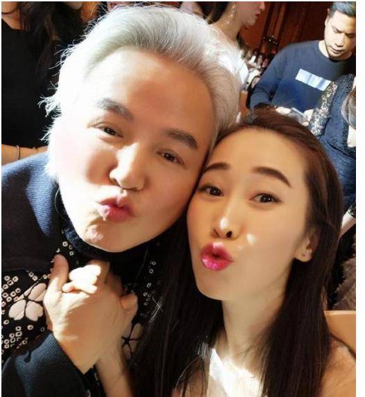 明道成林瑞阳接班人当众与女员工吻头发闻脖子动作很油腻