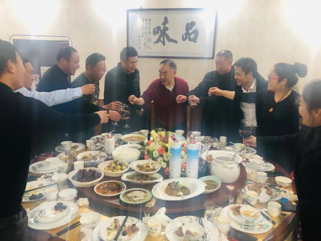 商务宴席,越来越多人选择董酒