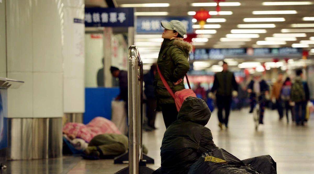 地铁通道睡着的打工人,不值得可怜?请嘴下留情,不攻击
